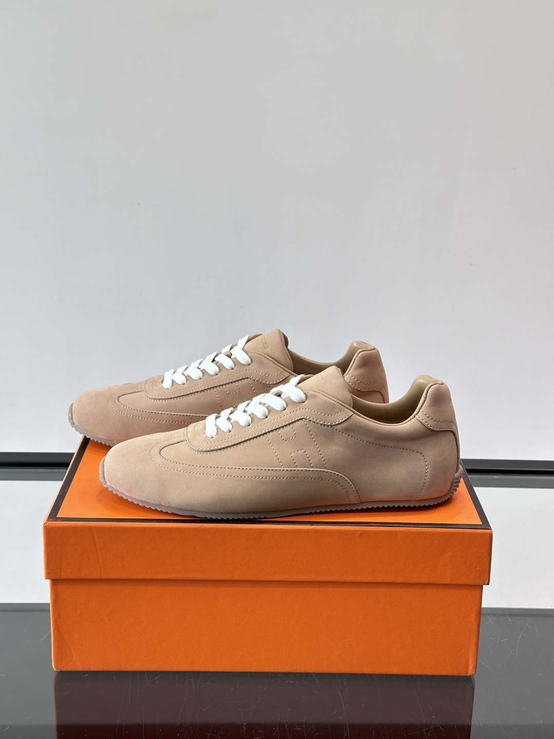 👟爱马仕2026春夏麂皮德训鞋，麂皮+白色系带，简约复古风满满！鞋底轻薄，穿着舒适，通勤休闲都OK✨。麂