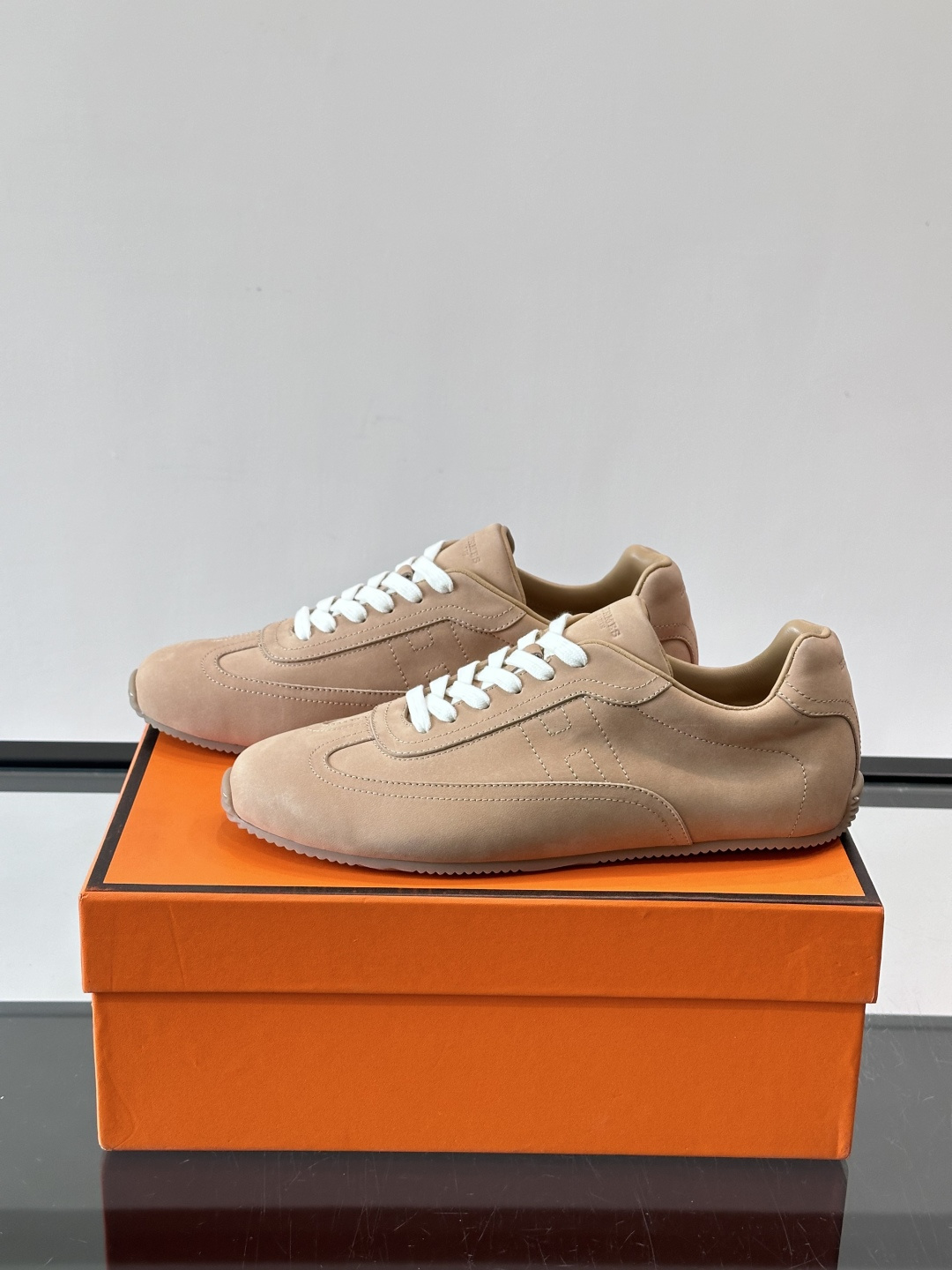 👟爱马仕2026春夏麂皮德训鞋，麂皮+白色系带，简约复古风满满！鞋底轻薄，穿着舒适，通勤休闲都OK✨。麂