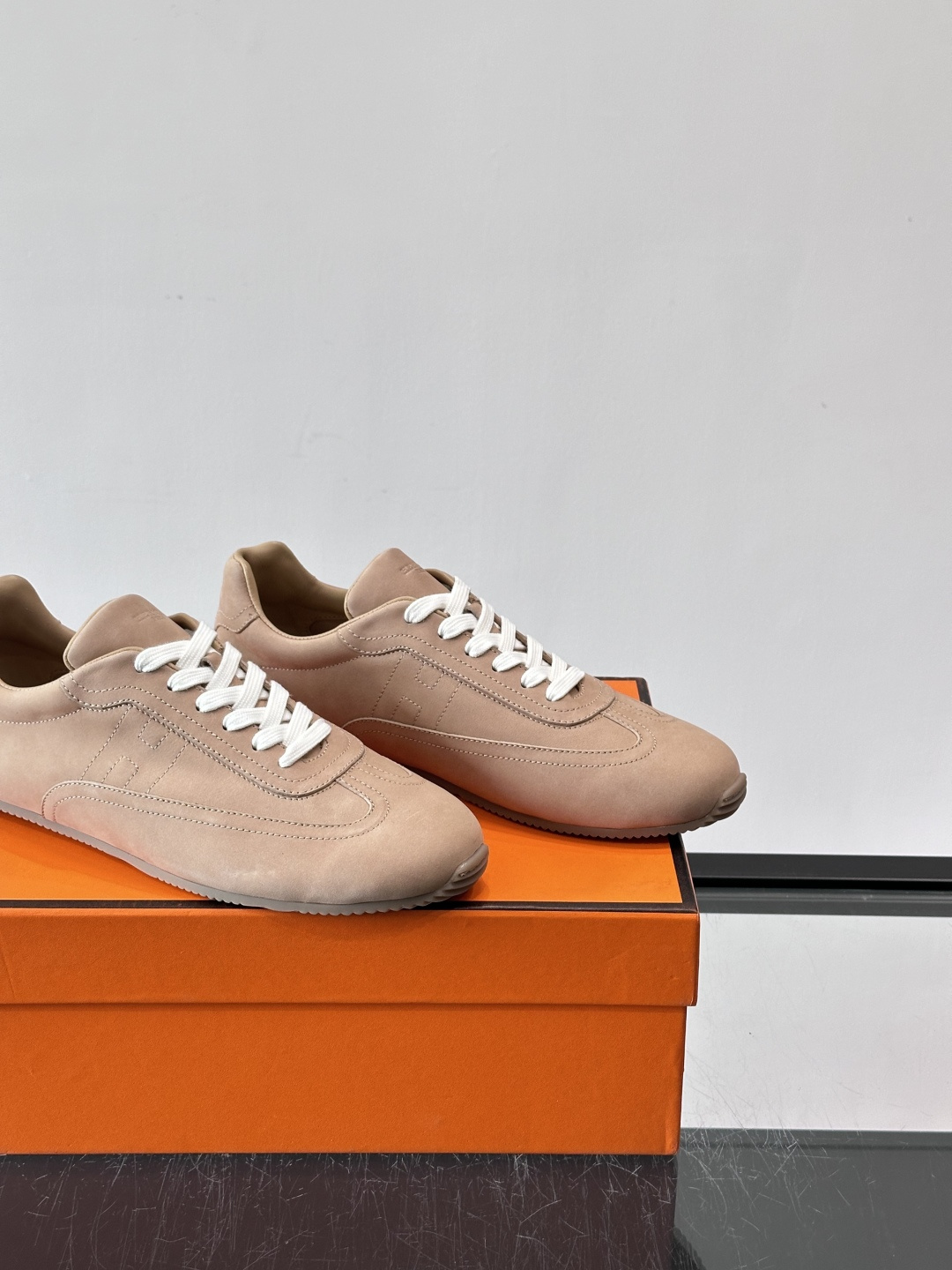 👟爱马仕2026春夏麂皮德训鞋，麂皮+白色系带，简约复古风满满！鞋底轻薄，穿着舒适，通勤休闲都OK✨。麂