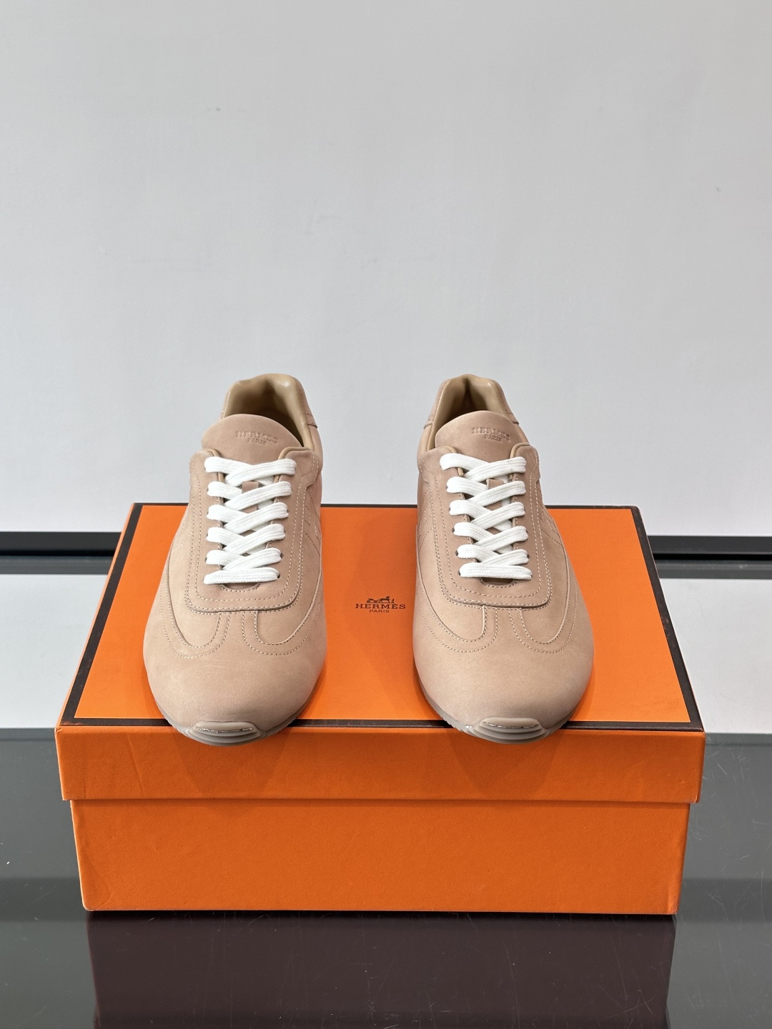 👟爱马仕2026春夏麂皮德训鞋，麂皮+白色系带，简约复古风满满！鞋底轻薄，穿着舒适，通勤休闲都OK✨。麂