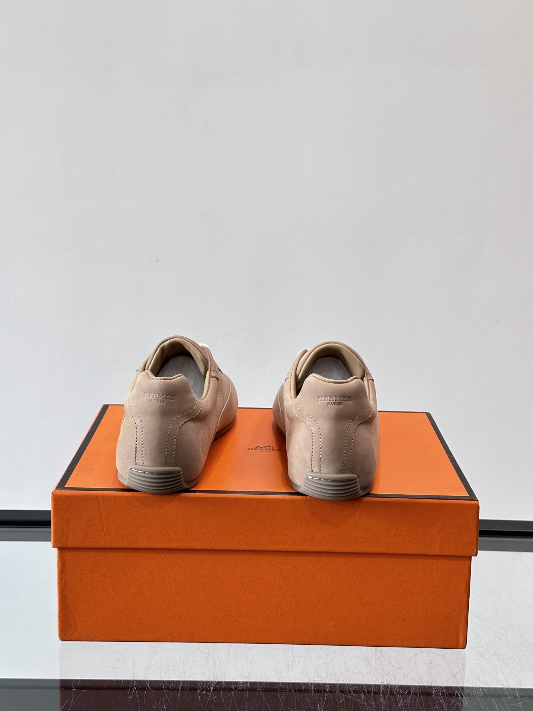 👟爱马仕2026春夏麂皮德训鞋，麂皮+白色系带，简约复古风满满！鞋底轻薄，穿着舒适，通勤休闲都OK✨。麂