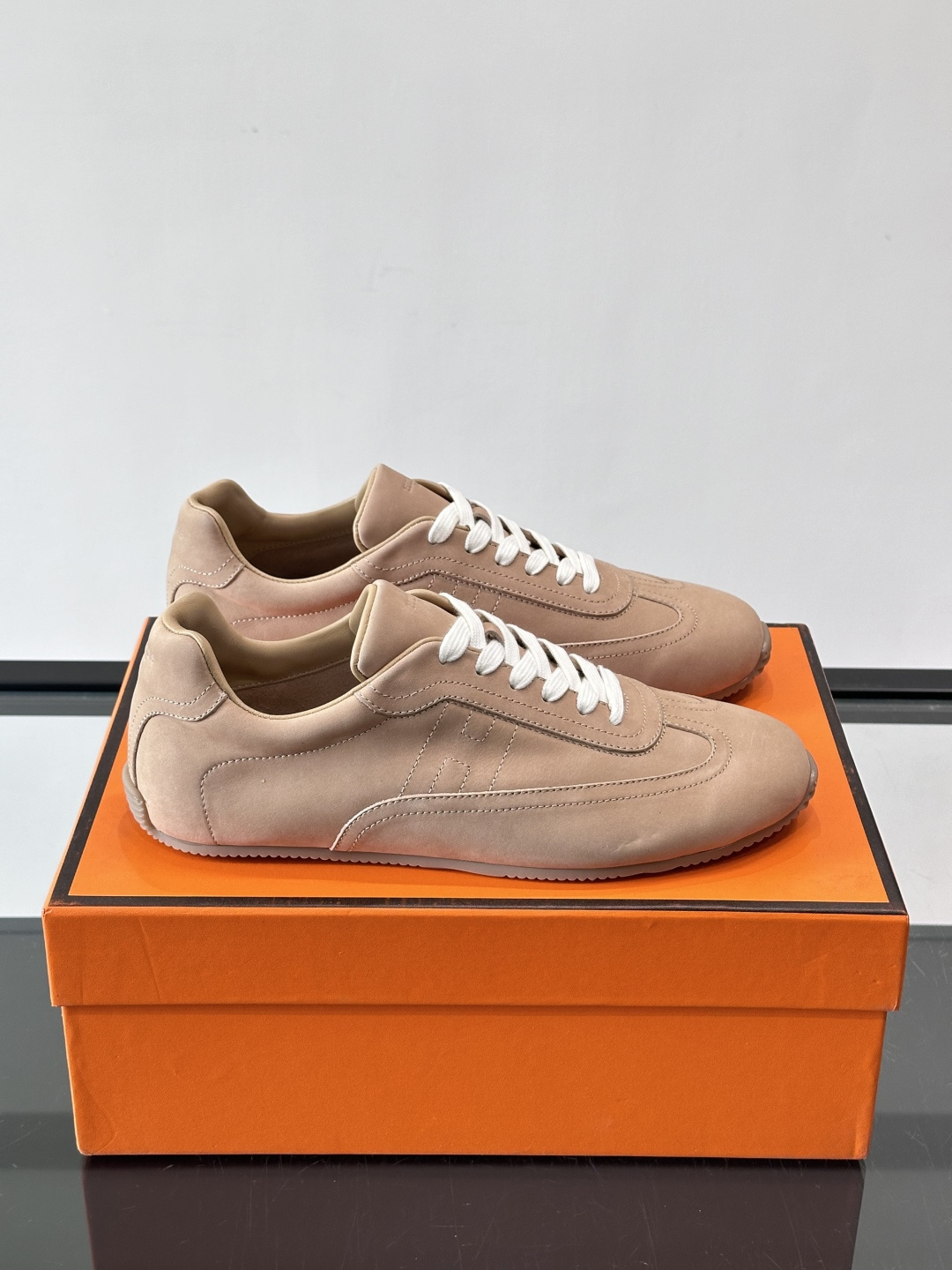 👟爱马仕2026春夏麂皮德训鞋，麂皮+白色系带，简约复古风满满！鞋底轻薄，穿着舒适，通勤休闲都OK✨。麂