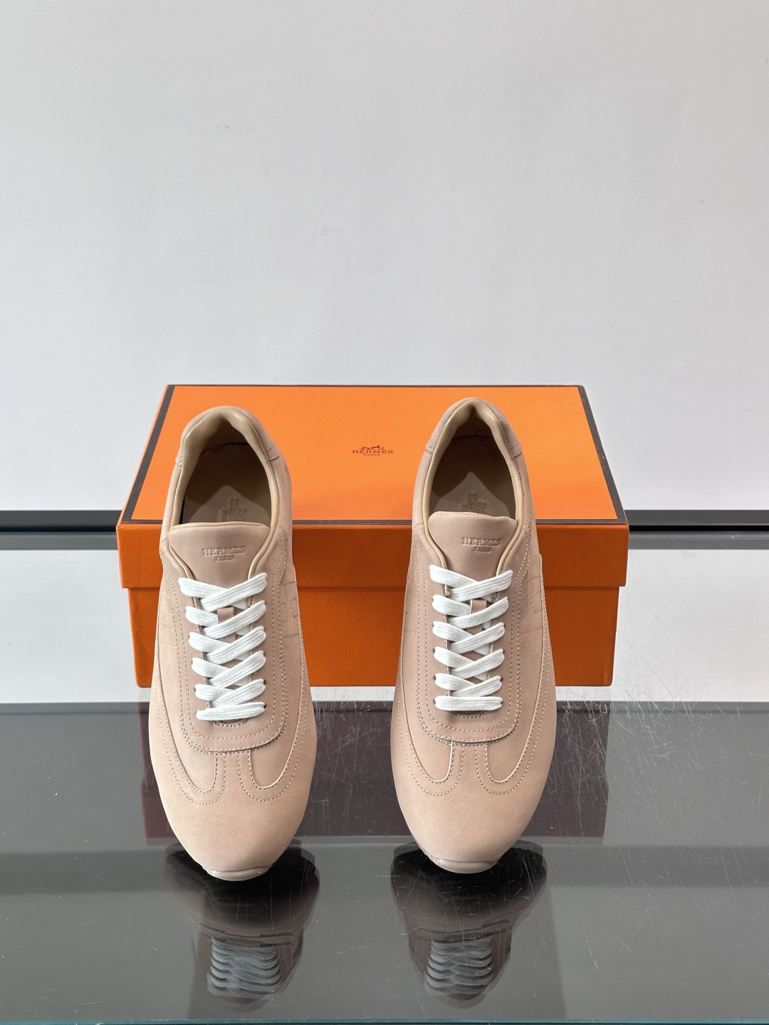 👟爱马仕2026春夏麂皮德训鞋，麂皮+白色系带，简约复古风满满！鞋底轻薄，穿着舒适，通勤休闲都OK✨。麂