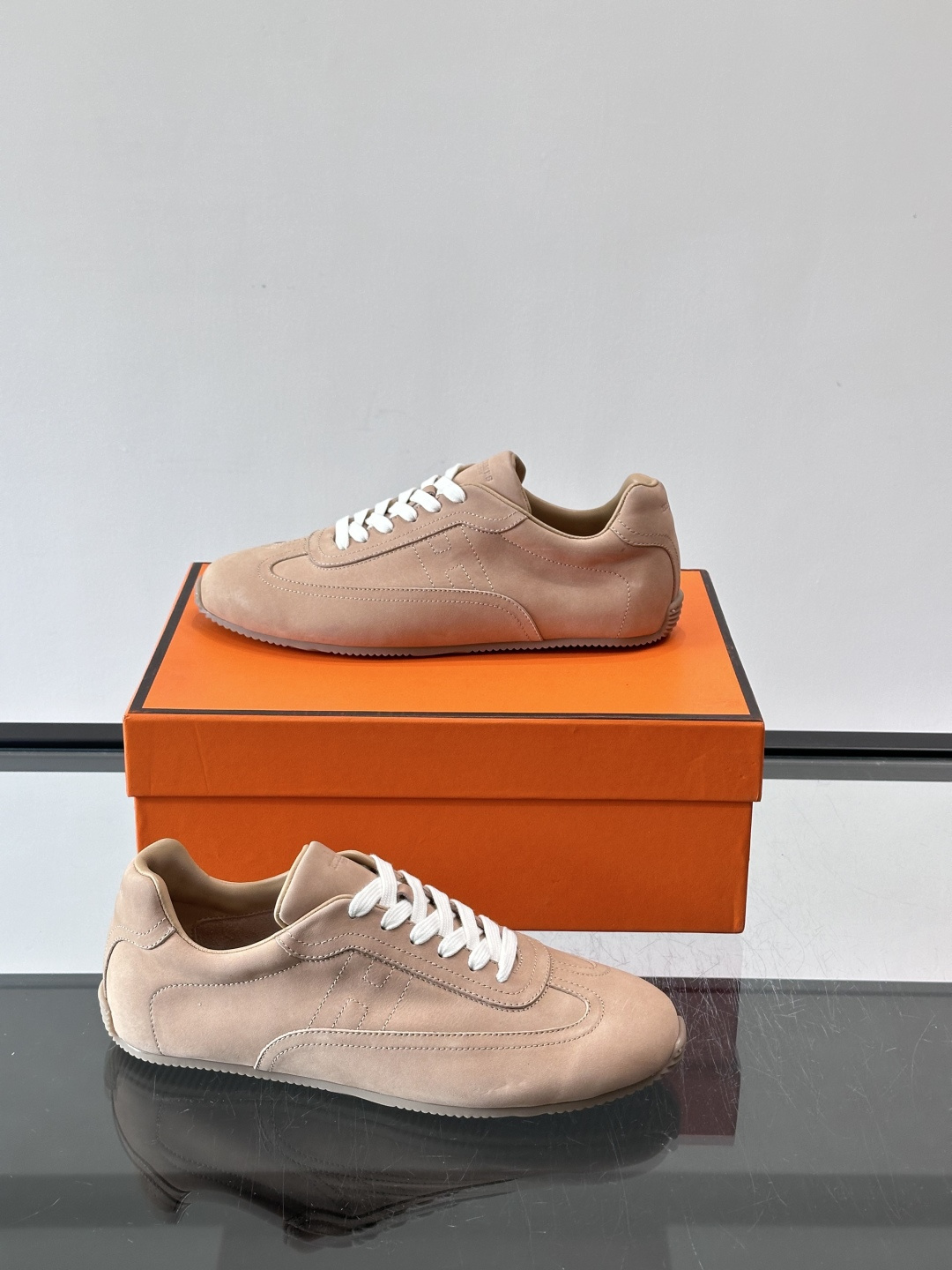 👟爱马仕2026春夏麂皮德训鞋，麂皮+白色系带，简约复古风满满！鞋底轻薄，穿着舒适，通勤休闲都OK✨。麂