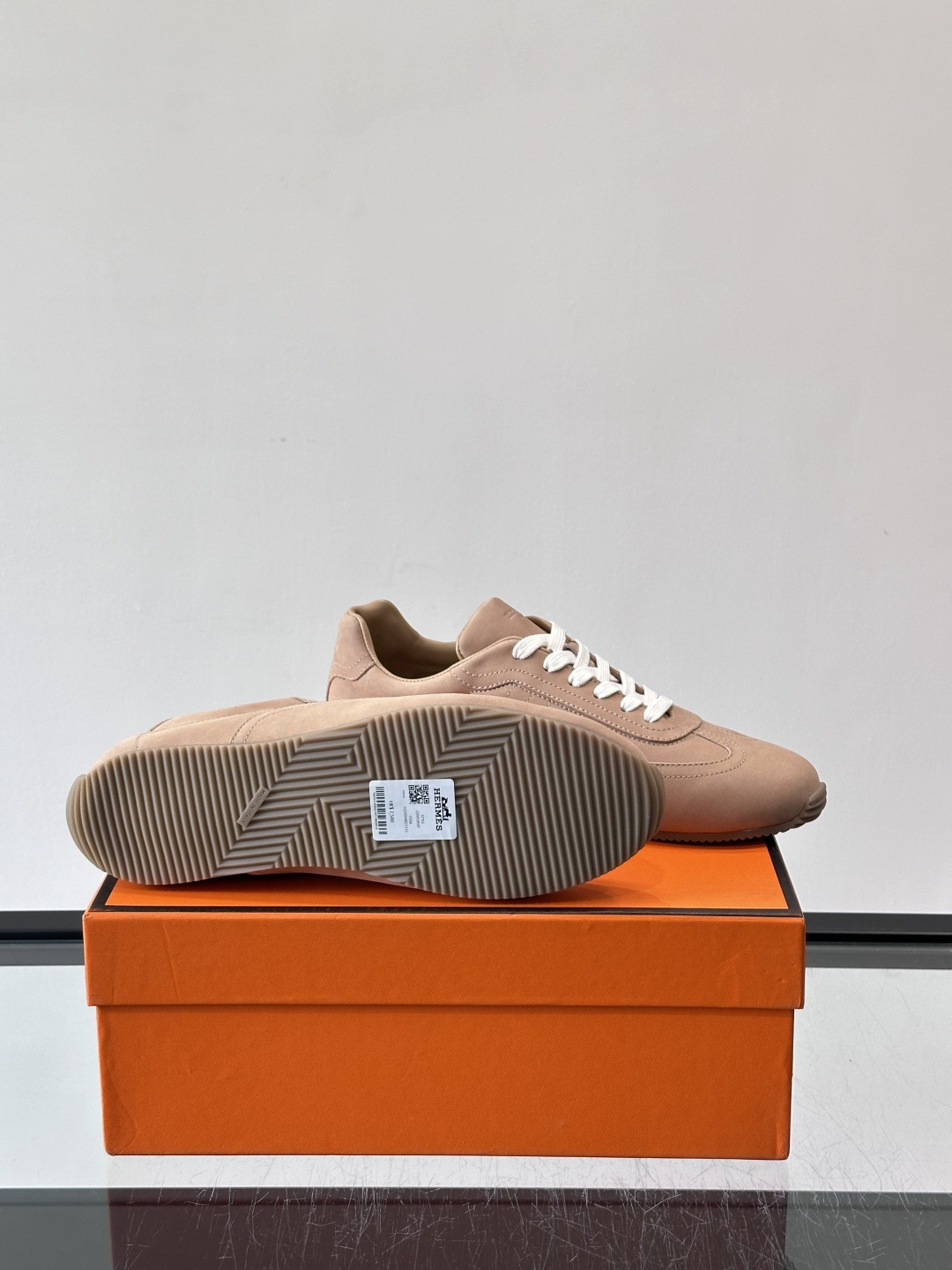 👟爱马仕2026春夏麂皮德训鞋，麂皮+白色系带，简约复古风满满！鞋底轻薄，穿着舒适，通勤休闲都OK✨。麂