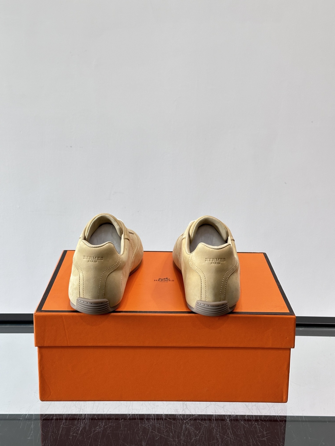 👟爱马仕2026春夏麂皮德训鞋，麂皮+白色系带，简约复古风满满！鞋底轻薄，穿着舒适，通勤休闲都OK✨。麂