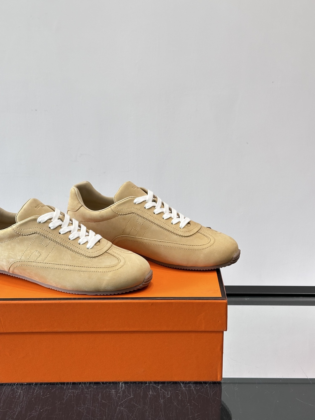 👟爱马仕2026春夏麂皮德训鞋，麂皮+白色系带，简约复古风满满！鞋底轻薄，穿着舒适，通勤休闲都OK✨。麂