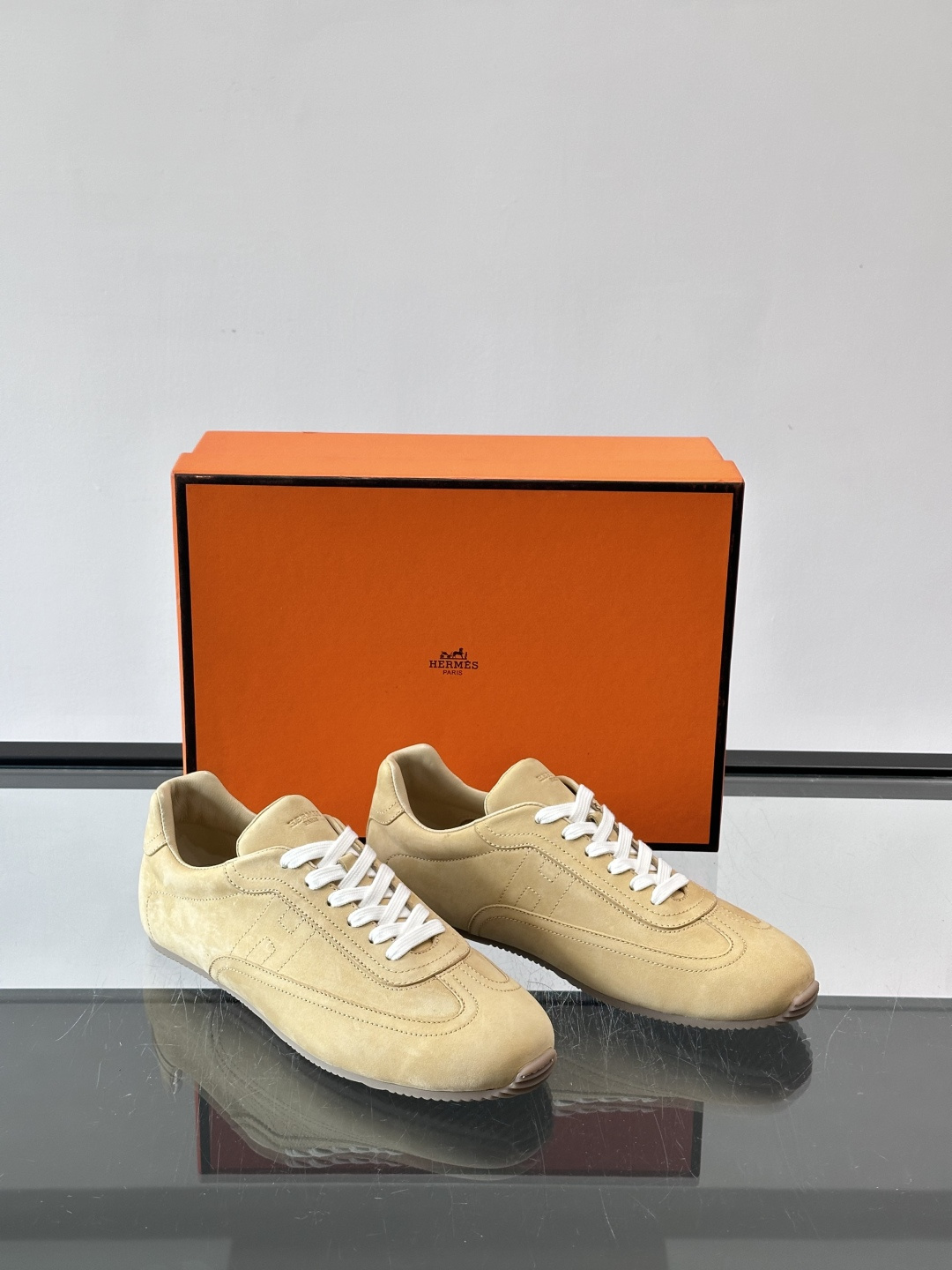 👟爱马仕2026春夏麂皮德训鞋，麂皮+白色系带，简约复古风满满！鞋底轻薄，穿着舒适，通勤休闲都OK✨。麂