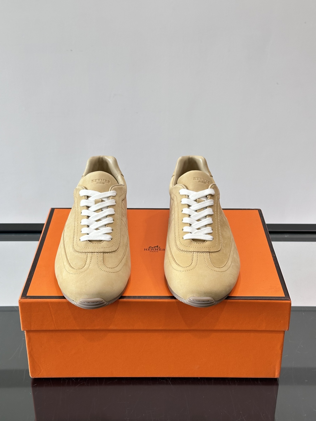 👟爱马仕2026春夏麂皮德训鞋，麂皮+白色系带，简约复古风满满！鞋底轻薄，穿着舒适，通勤休闲都OK✨。麂