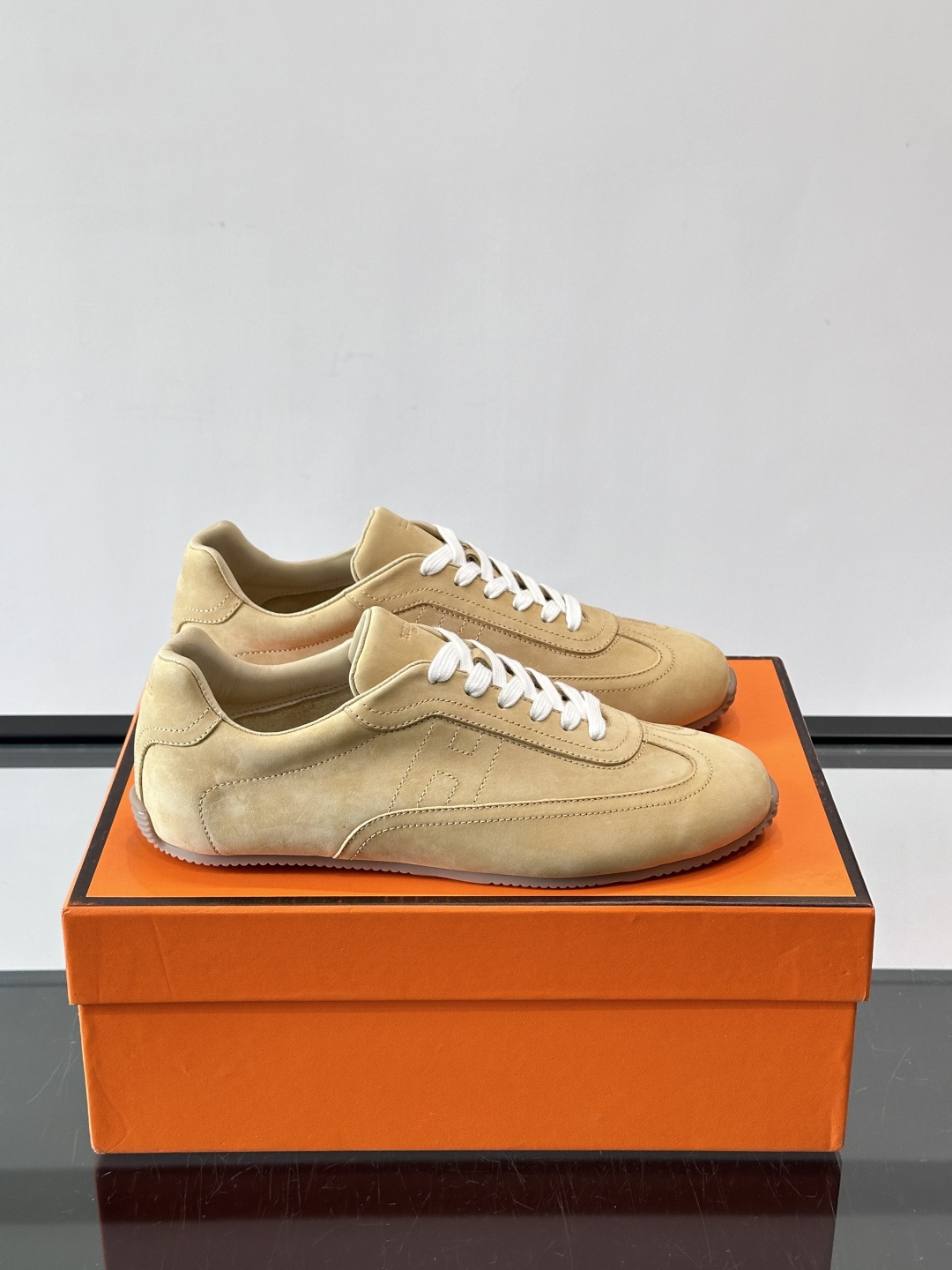 👟爱马仕2026春夏麂皮德训鞋，麂皮+白色系带，简约复古风满满！鞋底轻薄，穿着舒适，通勤休闲都OK✨。麂