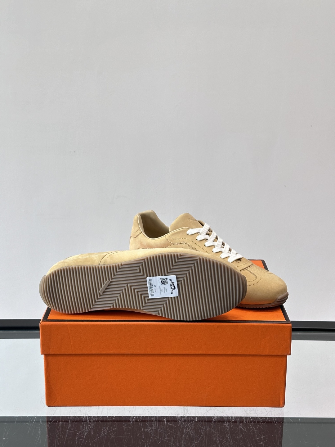 👟爱马仕2026春夏麂皮德训鞋，麂皮+白色系带，简约复古风满满！鞋底轻薄，穿着舒适，通勤休闲都OK✨。麂