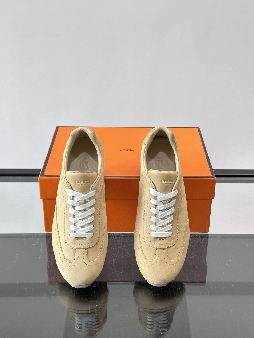 👟爱马仕2026春夏麂皮德训鞋，麂皮+白色系带，简约复古风满满！鞋底轻薄，穿着舒适，通勤休闲都OK✨。麂