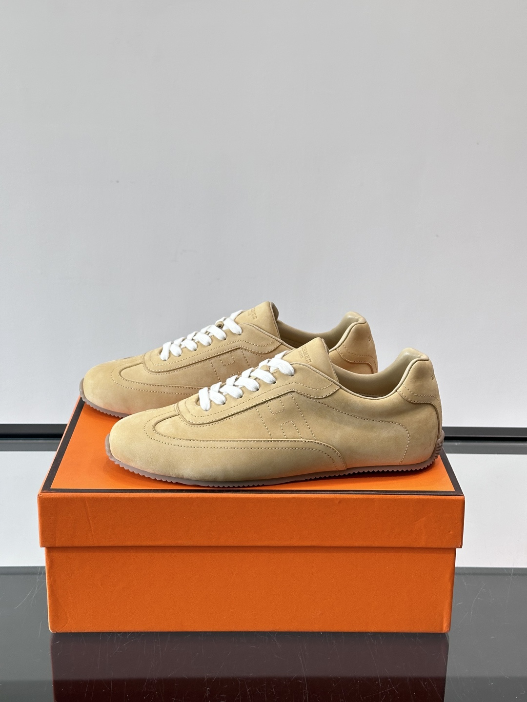 👟爱马仕2026春夏麂皮德训鞋，麂皮+白色系带，简约复古风满满！鞋底轻薄，穿着舒适，通勤休闲都OK✨。麂