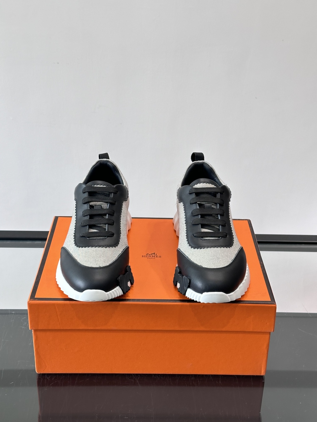 👟爱马仕Bouncing系列运动鞋，牛皮+网面拼接，透气又舒适！鞋底有标志性“H”字母，辨识度超高✨。橡