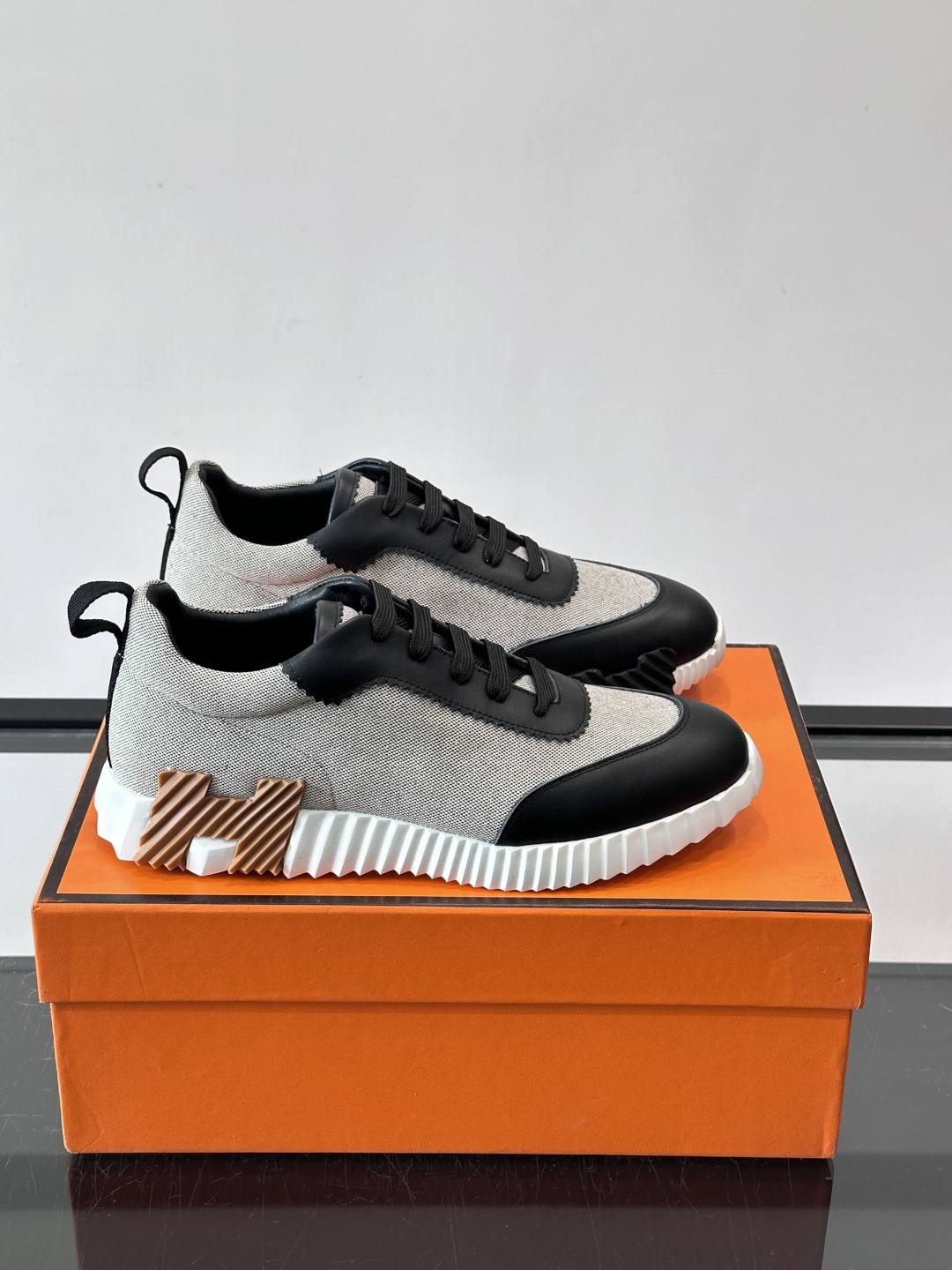 👟爱马仕Bouncing系列运动鞋，牛皮+网面拼接，透气又舒适！鞋底有标志性“H”字母，辨识度超高✨。橡