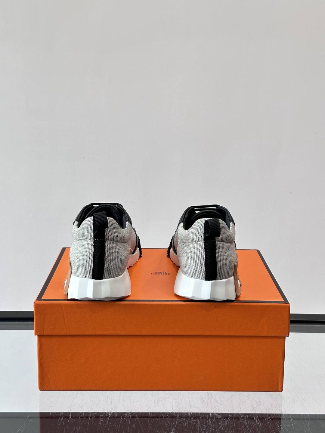 👟爱马仕Bouncing系列运动鞋，牛皮+网面拼接，透气又舒适！鞋底有标志性“H”字母，辨识度超高✨。橡