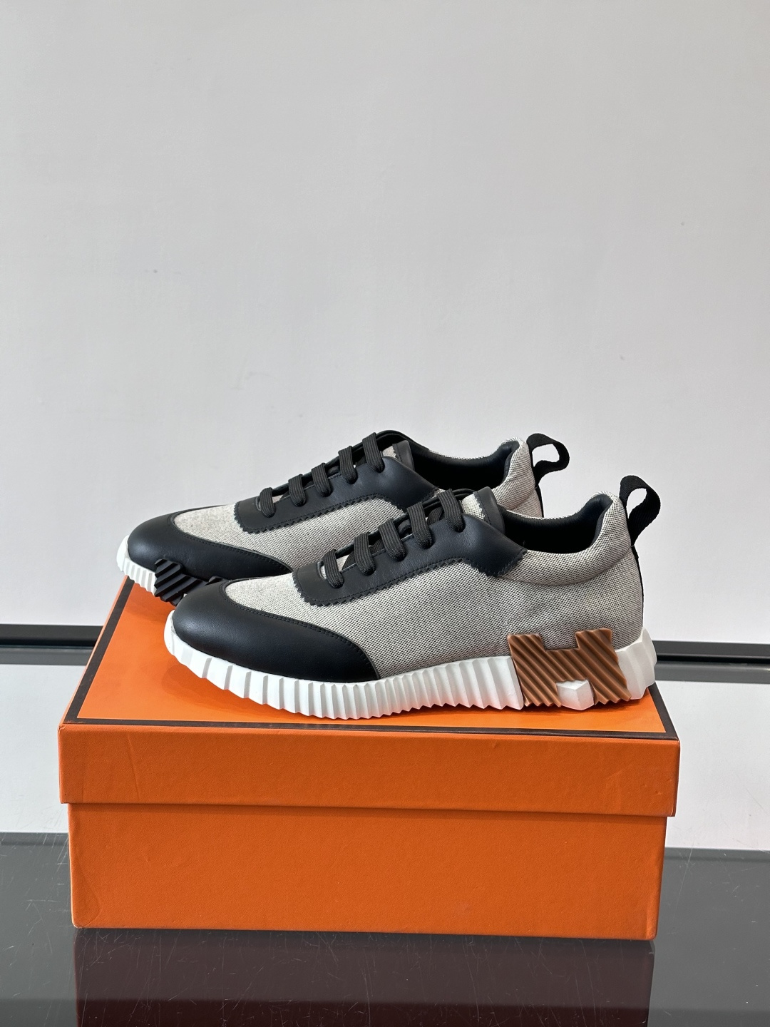 👟爱马仕Bouncing系列运动鞋，牛皮+网面拼接，透气又舒适！鞋底有标志性“H”字母，辨识度超高✨。橡