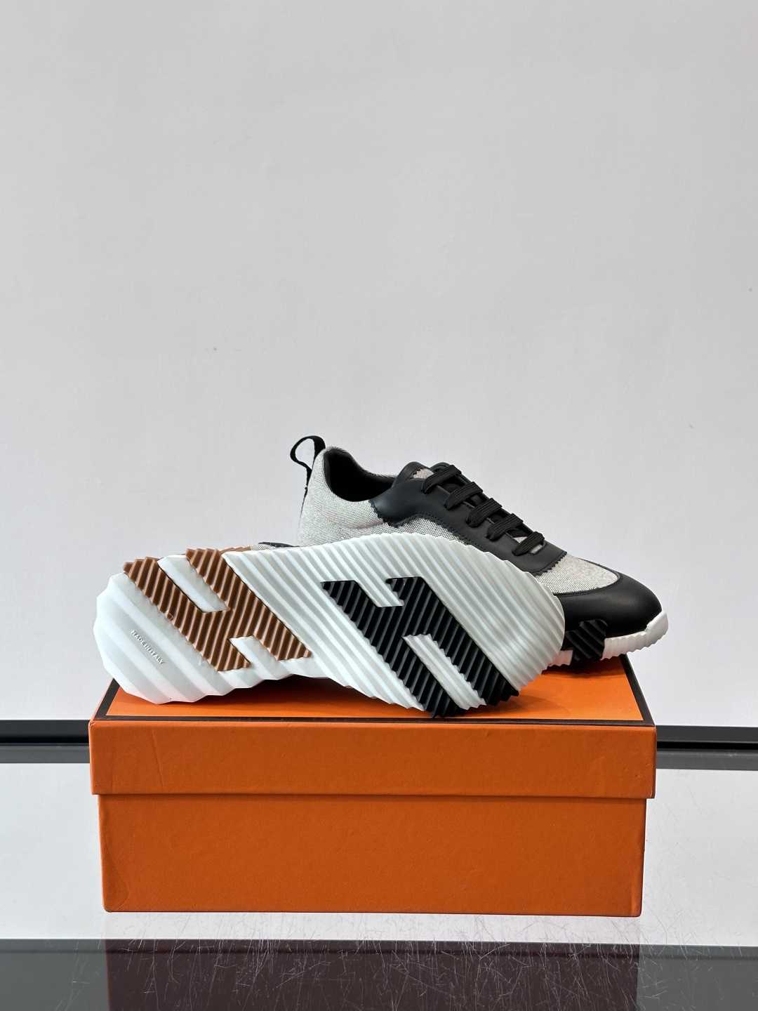 👟爱马仕Bouncing系列运动鞋，牛皮+网面拼接，透气又舒适！鞋底有标志性“H”字母，辨识度超高✨。橡