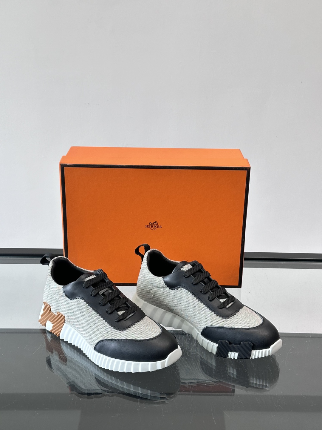 👟爱马仕Bouncing系列运动鞋，牛皮+网面拼接，透气又舒适！鞋底有标志性“H”字母，辨识度超高✨。橡