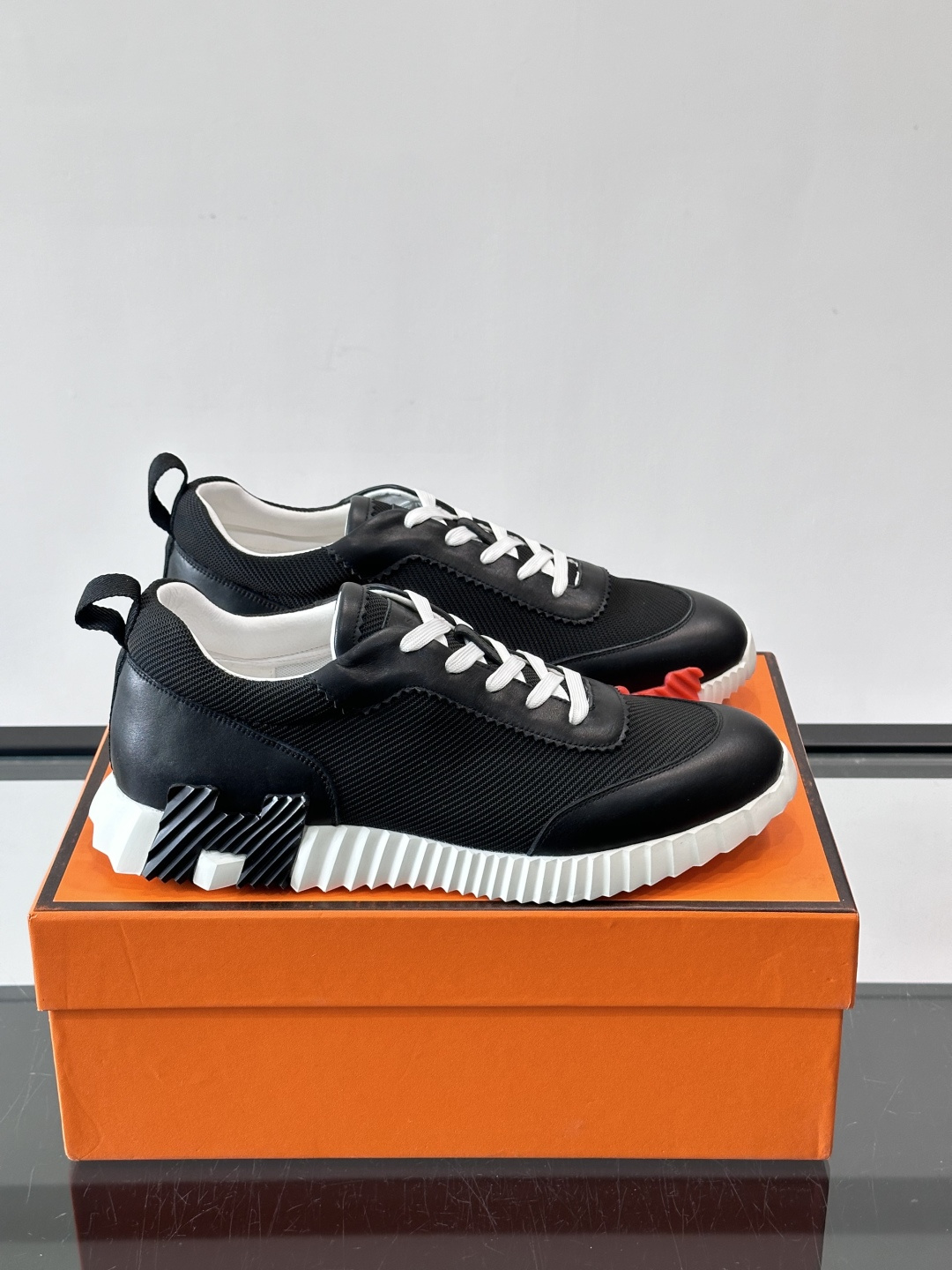 👟爱马仕Bouncing系列运动鞋，牛皮+网面拼接，透气又舒适！鞋底有标志性“H”字母，辨识度超高✨。橡