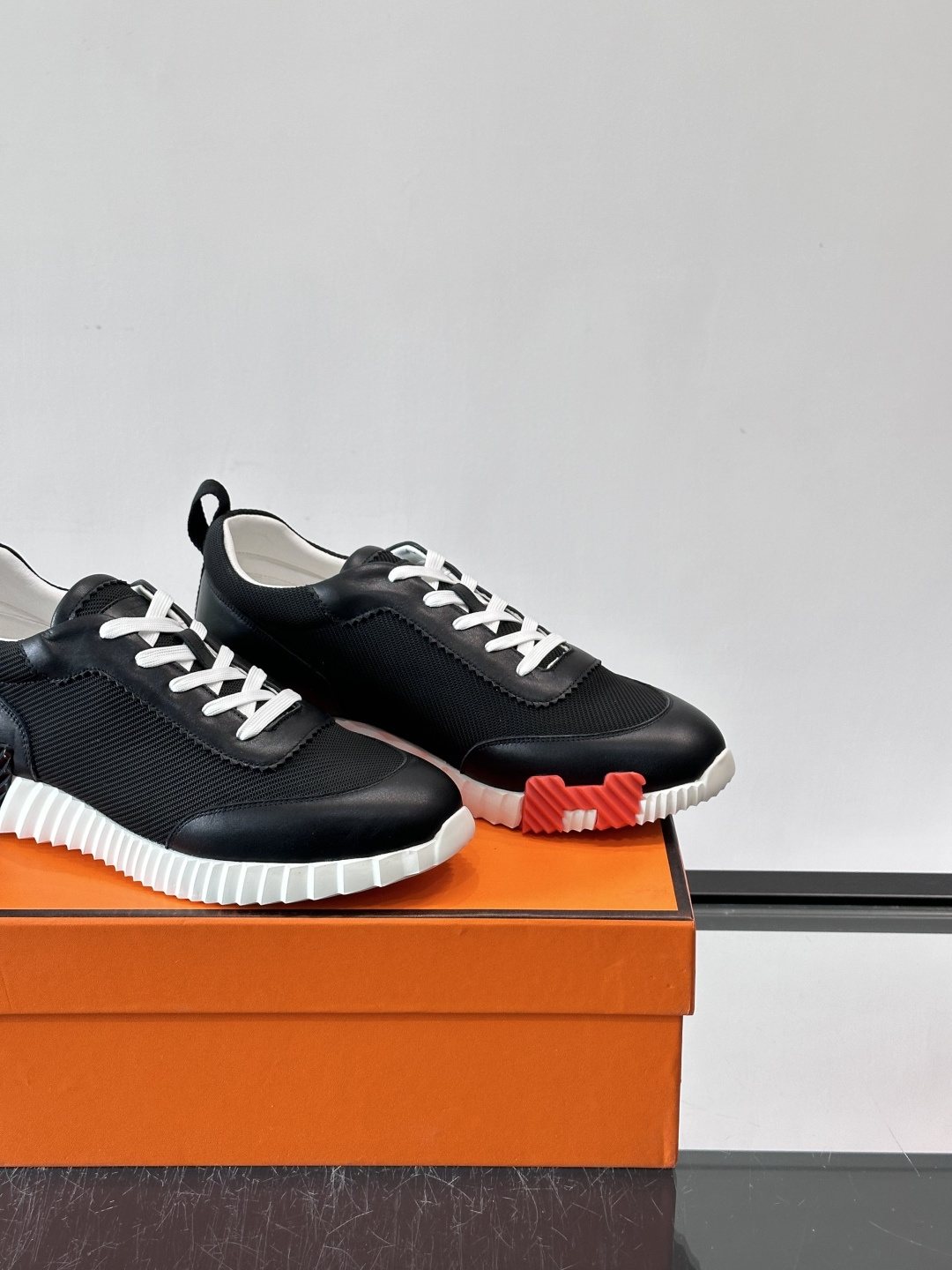 👟爱马仕Bouncing系列运动鞋，牛皮+网面拼接，透气又舒适！鞋底有标志性“H”字母，辨识度超高✨。橡