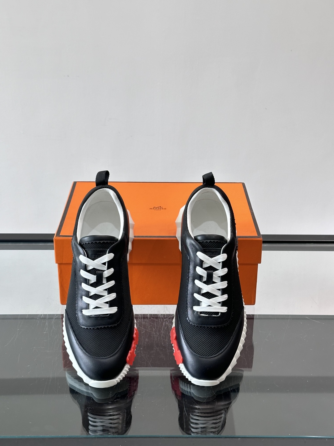 👟爱马仕Bouncing系列运动鞋，牛皮+网面拼接，透气又舒适！鞋底有标志性“H”字母，辨识度超高✨。橡