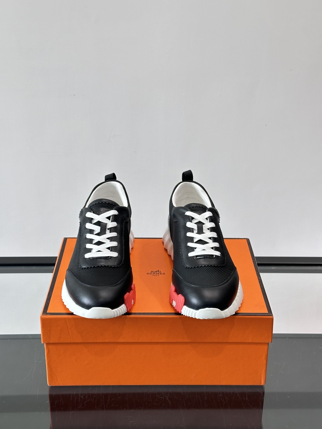👟爱马仕Bouncing系列运动鞋，牛皮+网面拼接，透气又舒适！鞋底有标志性“H”字母，辨识度超高✨。橡
