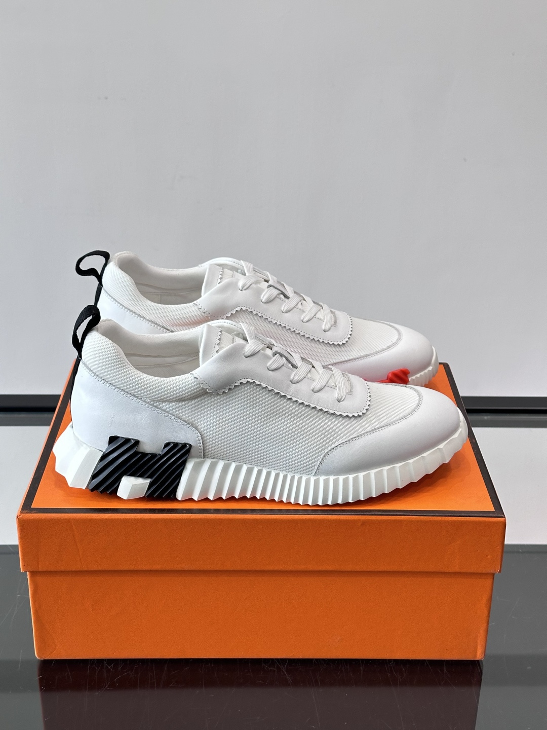 👟爱马仕Bouncing系列运动鞋，牛皮+网面拼接，透气又舒适！鞋底有标志性“H”字母，辨识度超高✨。橡