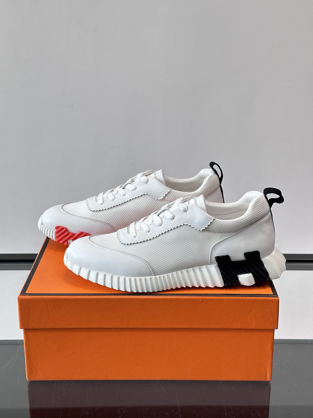 👟爱马仕Bouncing系列运动鞋，牛皮+网面拼接，透气又舒适！鞋底有标志性“H”字母，辨识度超高✨。橡