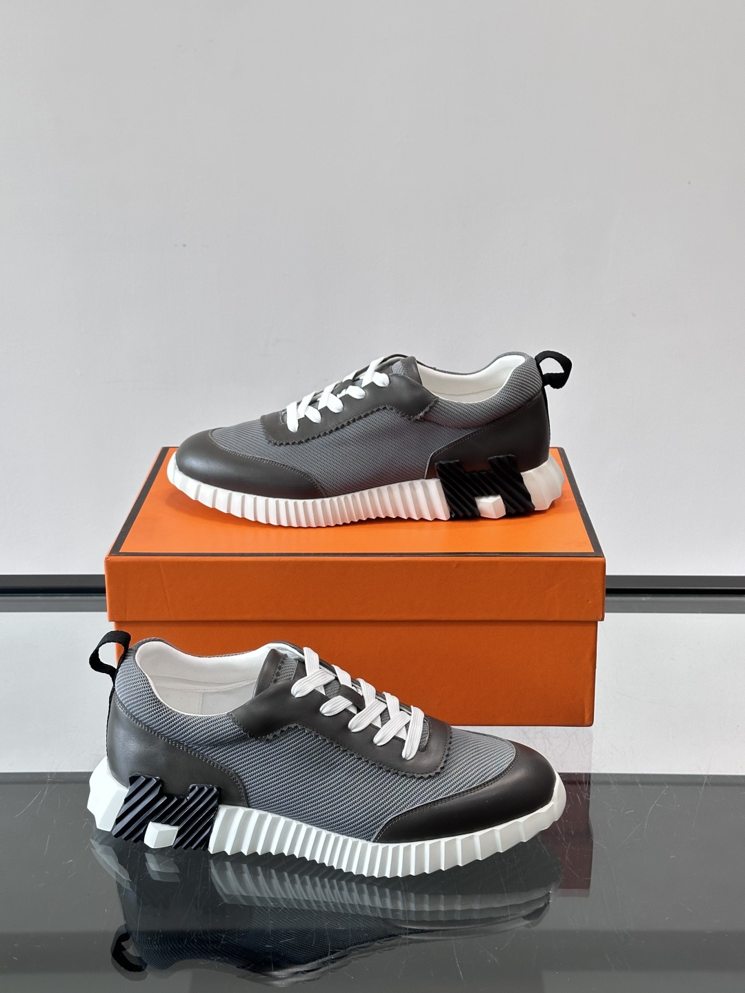 👟爱马仕Bouncing系列运动鞋，牛皮+网面拼接，透气又舒适！鞋底有标志性“H”字母，辨识度超高✨。橡