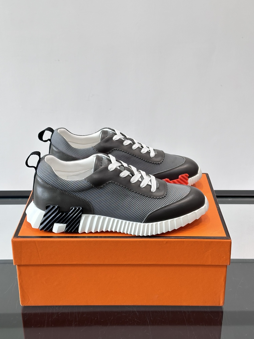 👟爱马仕Bouncing系列运动鞋，牛皮+网面拼接，透气又舒适！鞋底有标志性“H”字母，辨识度超高✨。橡