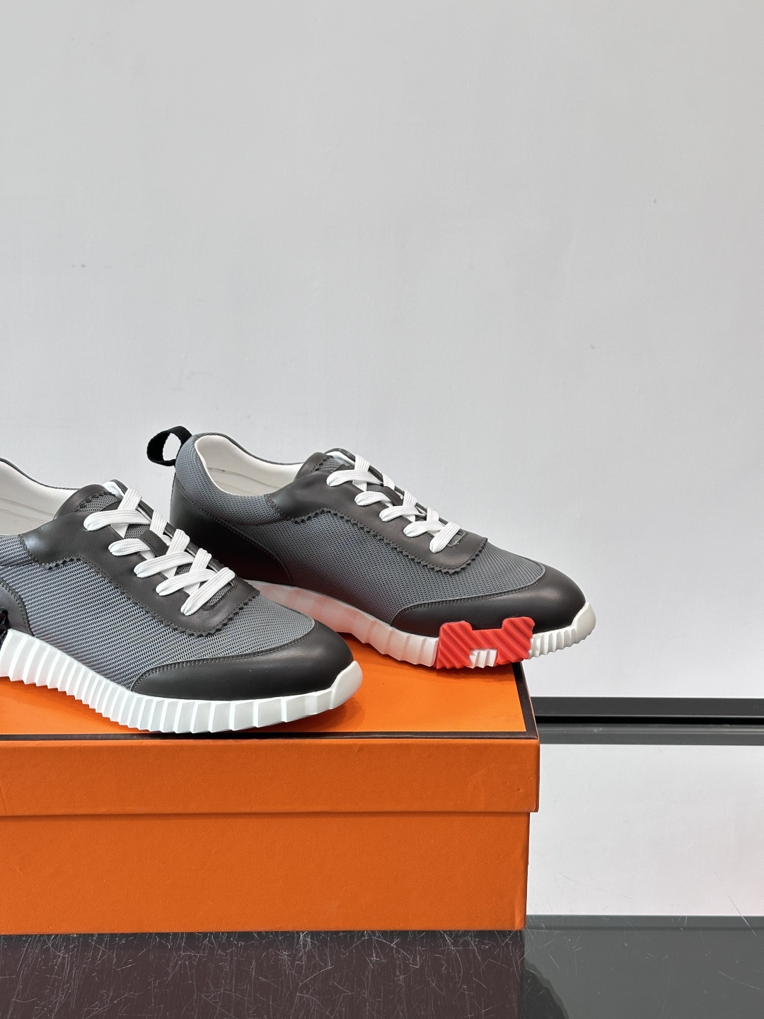 👟爱马仕Bouncing系列运动鞋，牛皮+网面拼接，透气又舒适！鞋底有标志性“H”字母，辨识度超高✨。橡