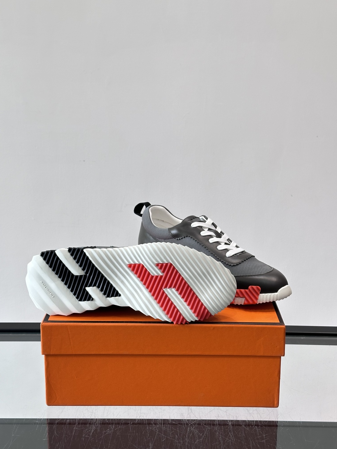 👟爱马仕Bouncing系列运动鞋，牛皮+网面拼接，透气又舒适！鞋底有标志性“H”字母，辨识度超高✨。橡