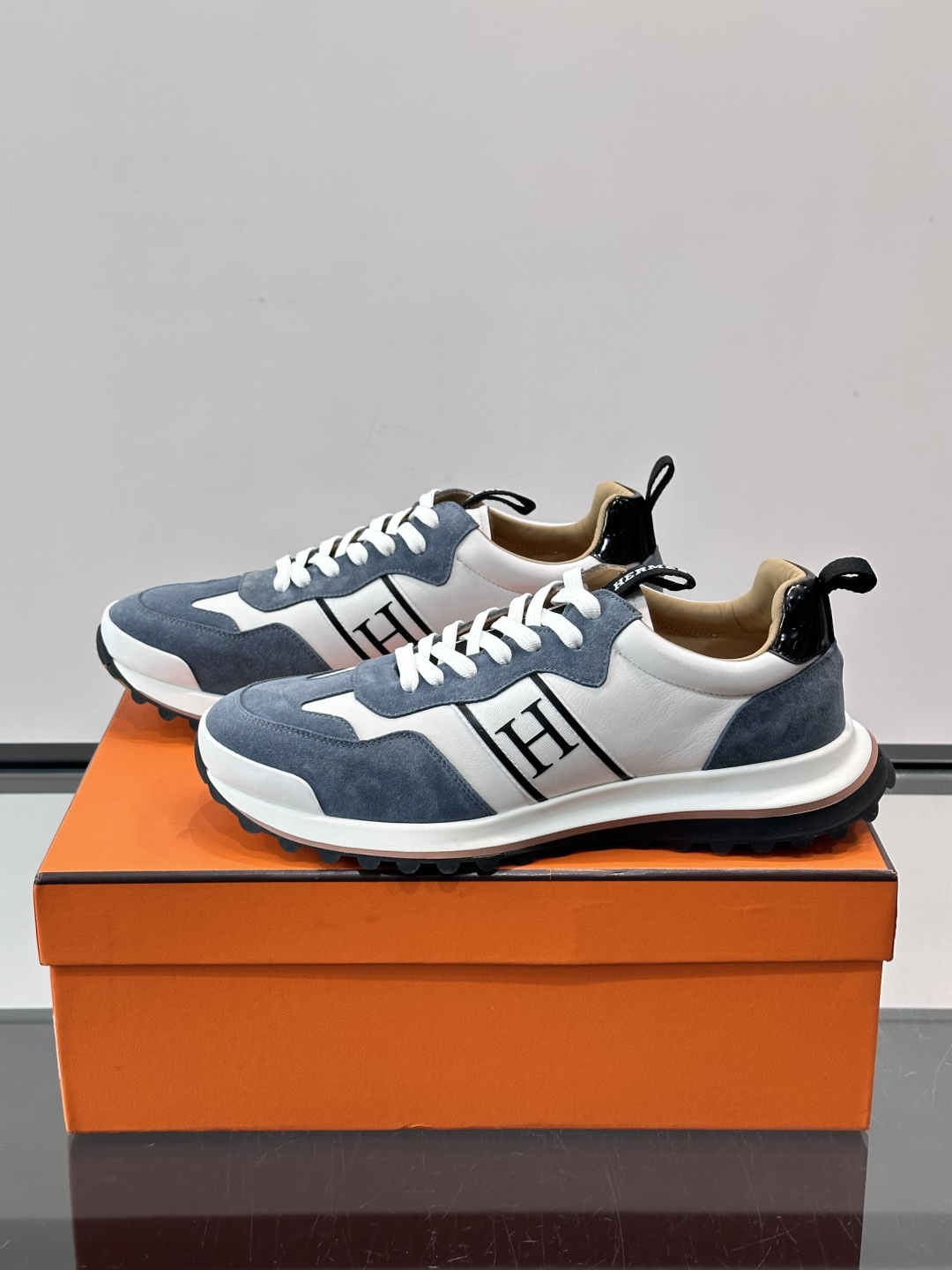 👟Hermès Mix Runner运动鞋，麂皮➕牛皮拼接，侧面“H”标志超有辨识度✨。橡胶鞋底抓地力强