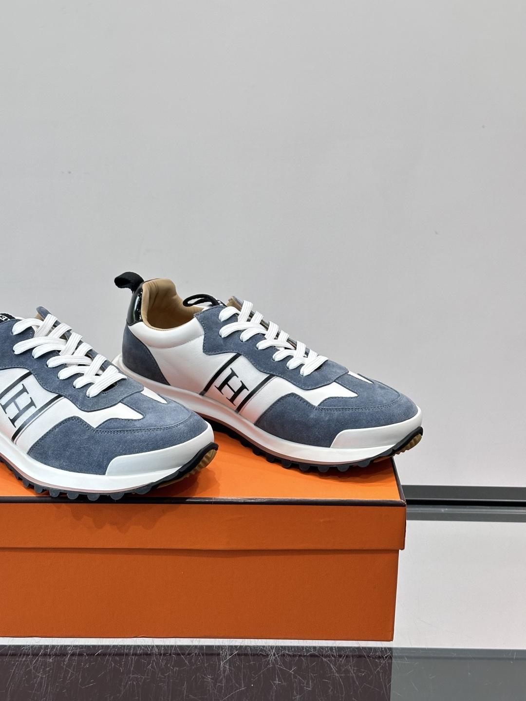 👟Hermès Mix Runner运动鞋，麂皮➕牛皮拼接，侧面“H”标志超有辨识度✨。橡胶鞋底抓地力强