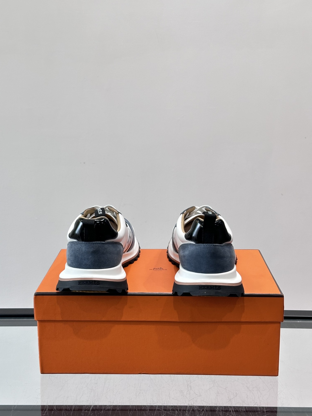 👟Hermès Mix Runner运动鞋，麂皮➕牛皮拼接，侧面“H”标志超有辨识度✨。橡胶鞋底抓地力强