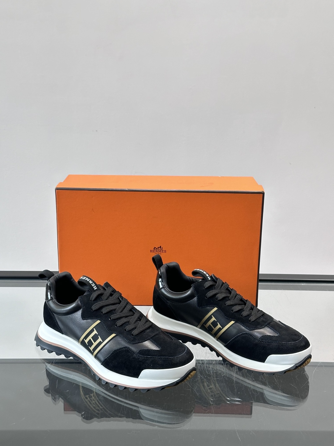 👟Hermès Mix Runner运动鞋，麂皮➕牛皮拼接，侧面“H”标志超有辨识度✨。橡胶鞋底抓地力强