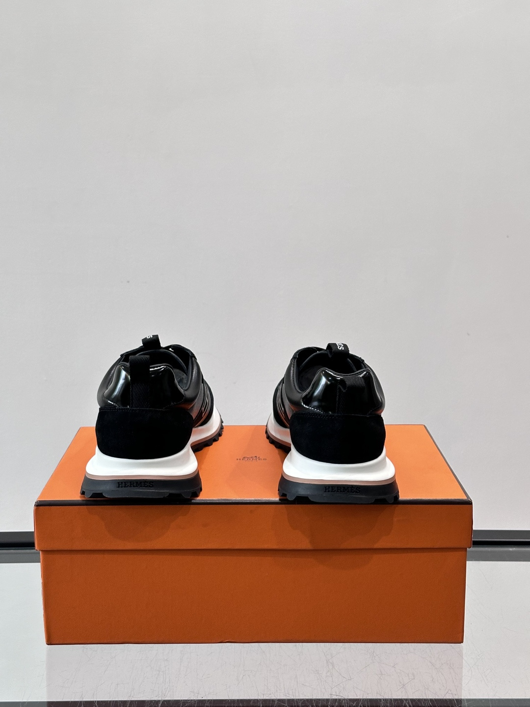 👟Hermès Mix Runner运动鞋，麂皮➕牛皮拼接，侧面“H”标志超有辨识度✨。橡胶鞋底抓地力强