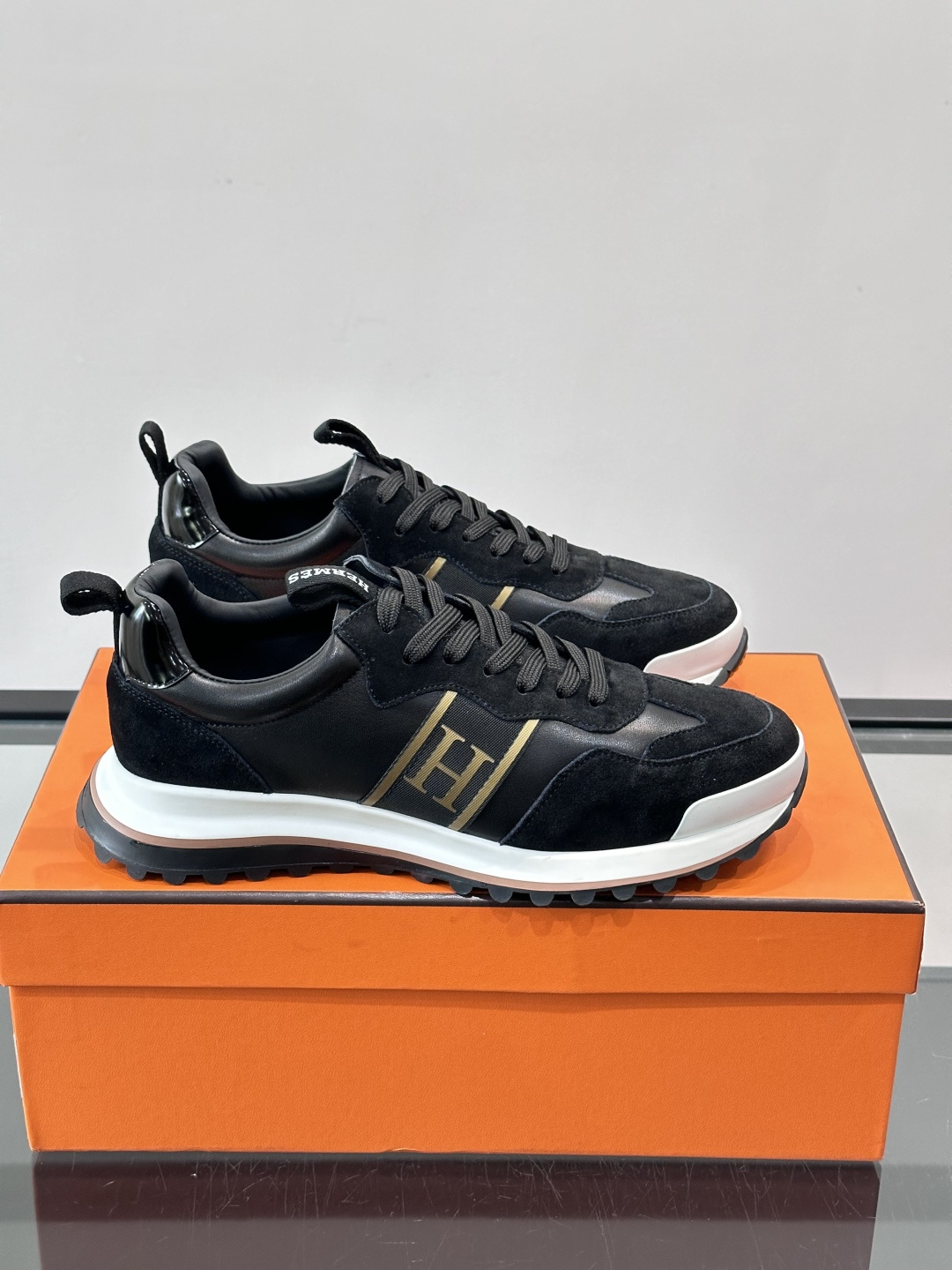 👟Hermès Mix Runner运动鞋，麂皮➕牛皮拼接，侧面“H”标志超有辨识度✨。橡胶鞋底抓地力强