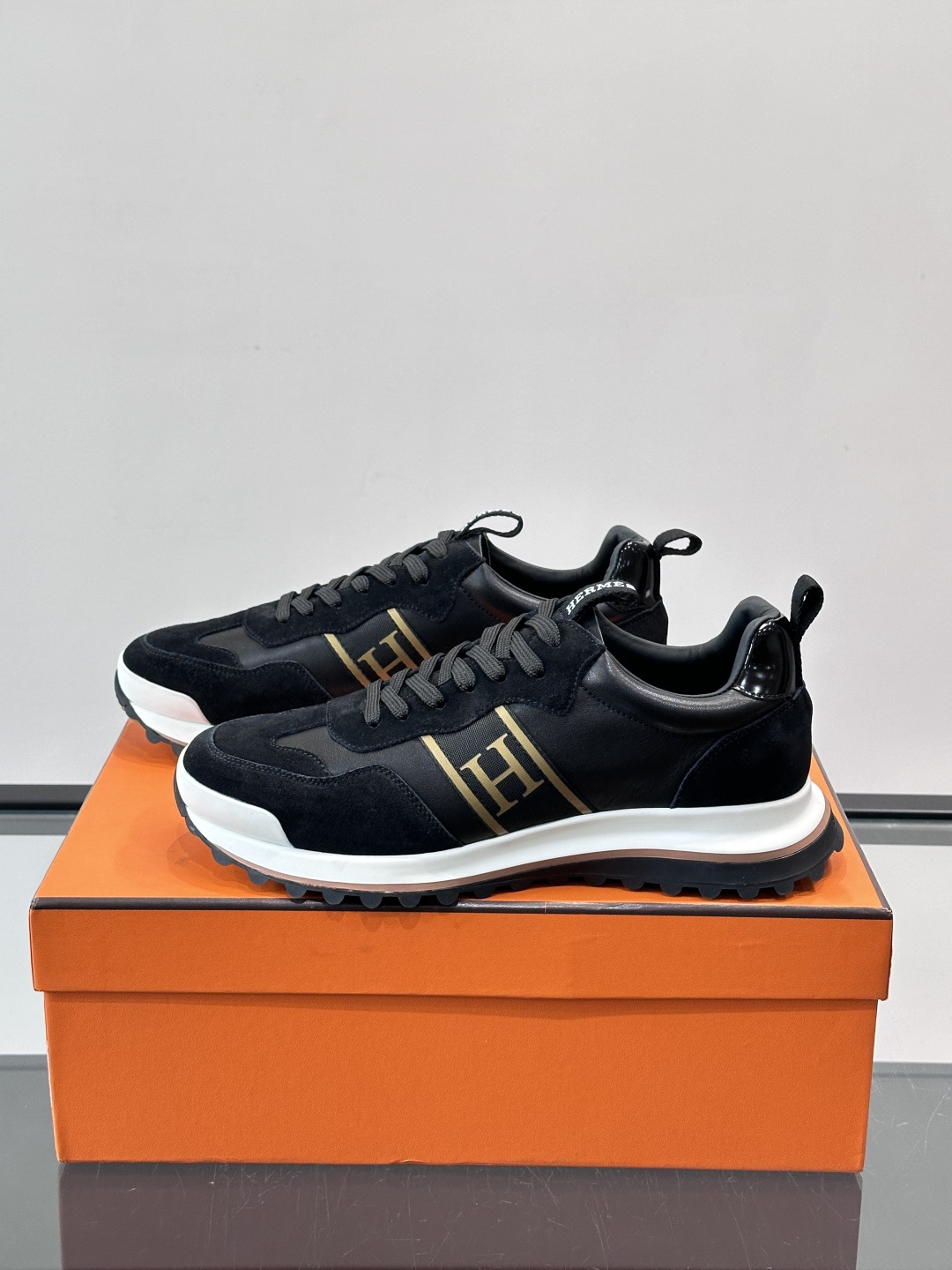 👟Hermès Mix Runner运动鞋，麂皮➕牛皮拼接，侧面“H”标志超有辨识度✨。橡胶鞋底抓地力强