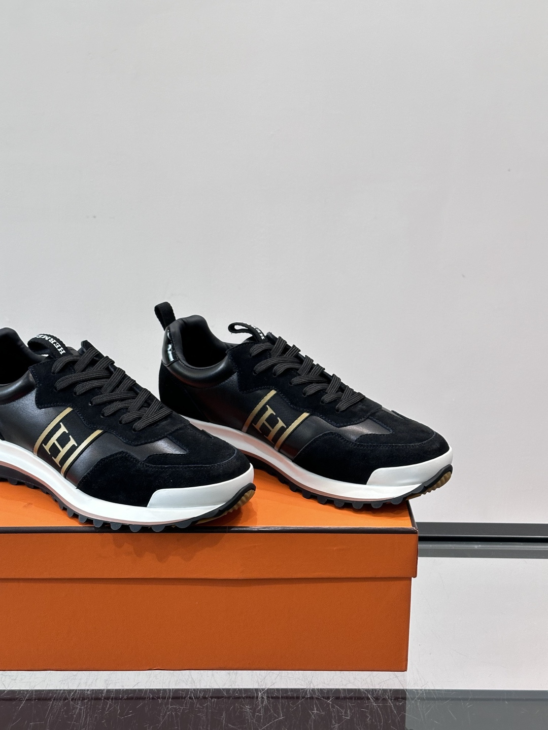 👟Hermès Mix Runner运动鞋，麂皮➕牛皮拼接，侧面“H”标志超有辨识度✨。橡胶鞋底抓地力强