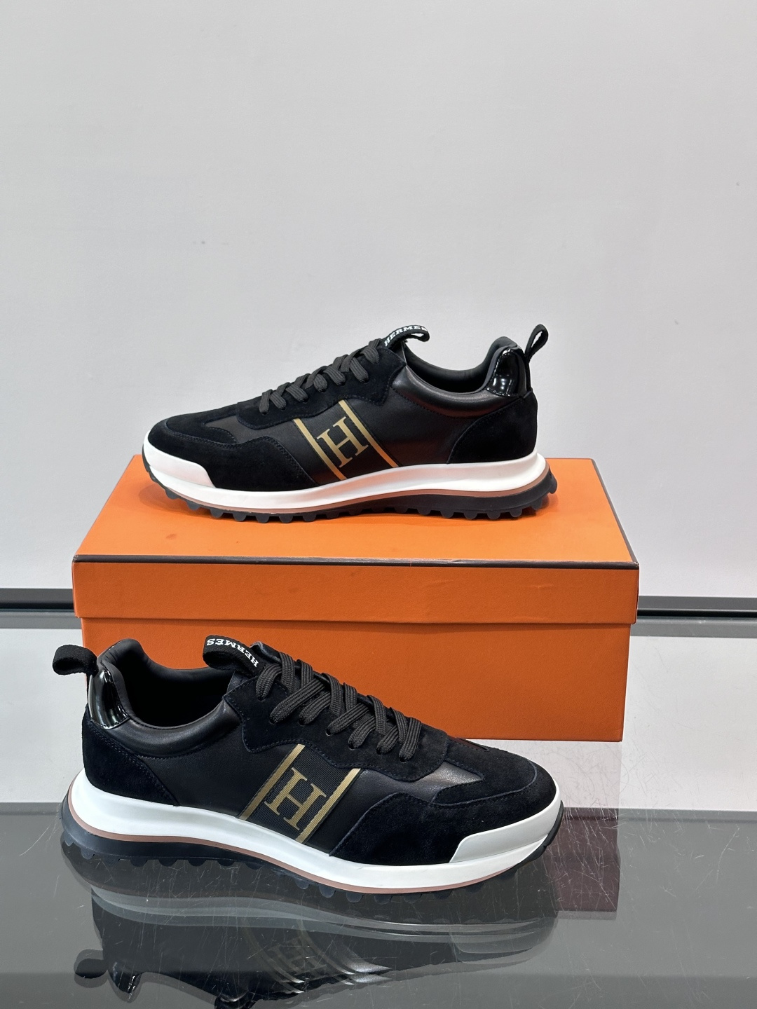 👟Hermès Mix Runner运动鞋，麂皮➕牛皮拼接，侧面“H”标志超有辨识度✨。橡胶鞋底抓地力强