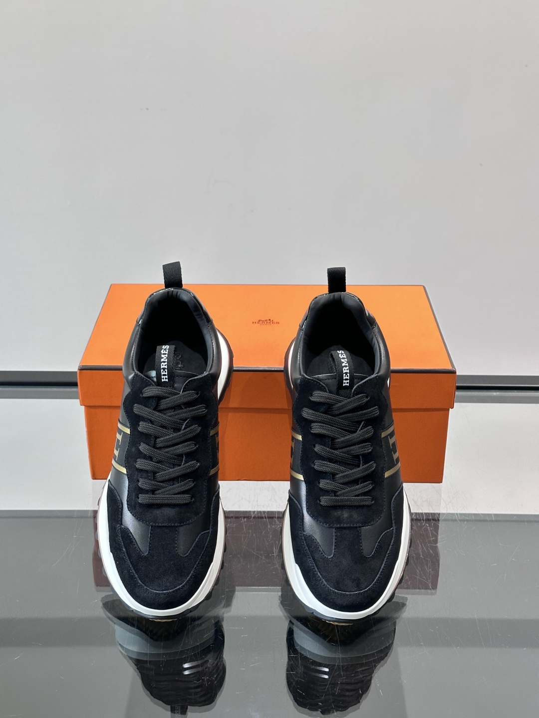 👟Hermès Mix Runner运动鞋，麂皮➕牛皮拼接，侧面“H”标志超有辨识度✨。橡胶鞋底抓地力强