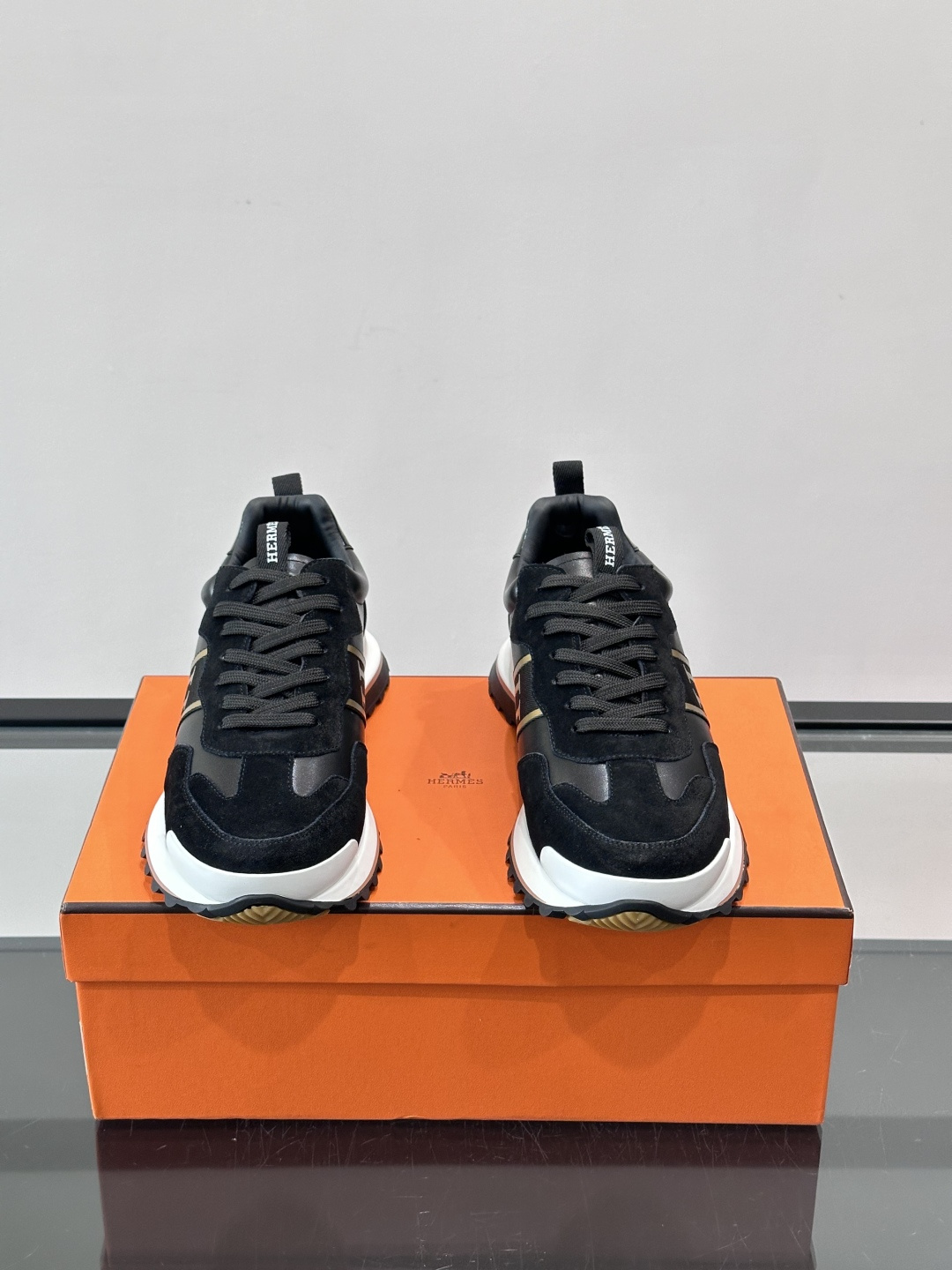 👟Hermès Mix Runner运动鞋，麂皮➕牛皮拼接，侧面“H”标志超有辨识度✨。橡胶鞋底抓地力强