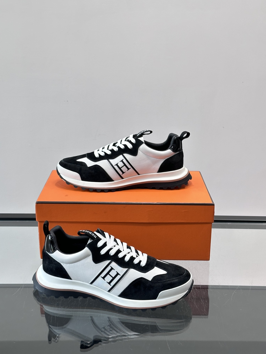 👟Hermès Mix Runner运动鞋，麂皮➕牛皮拼接，侧面“H”标志超有辨识度✨。橡胶鞋底抓地力强