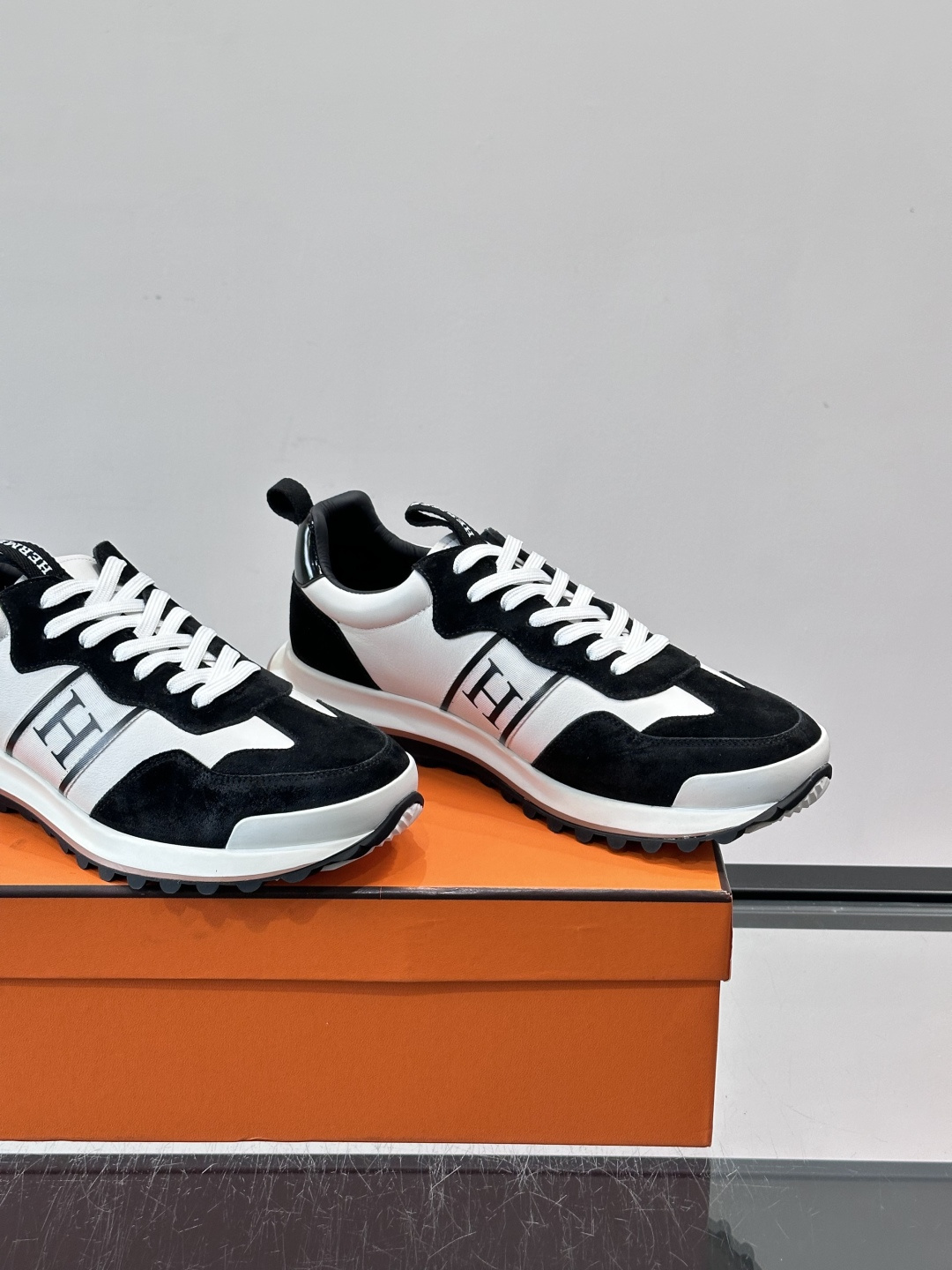 👟Hermès Mix Runner运动鞋，麂皮➕牛皮拼接，侧面“H”标志超有辨识度✨。橡胶鞋底抓地力强