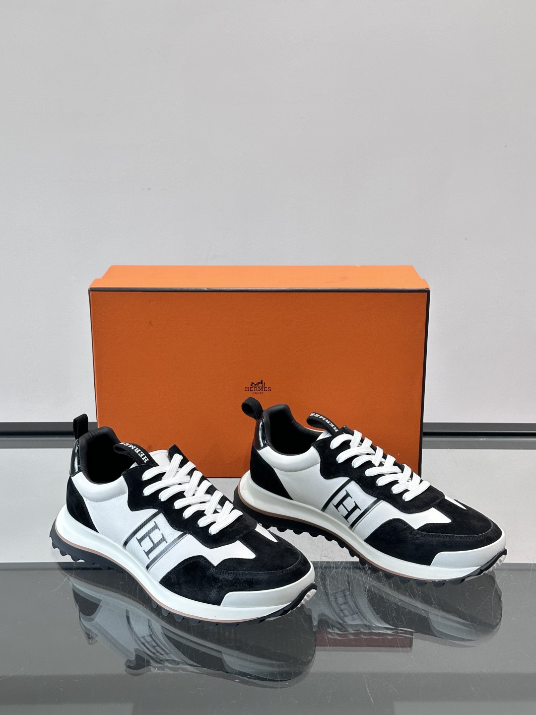 👟Hermès Mix Runner运动鞋，麂皮➕牛皮拼接，侧面“H”标志超有辨识度✨。橡胶鞋底抓地力强