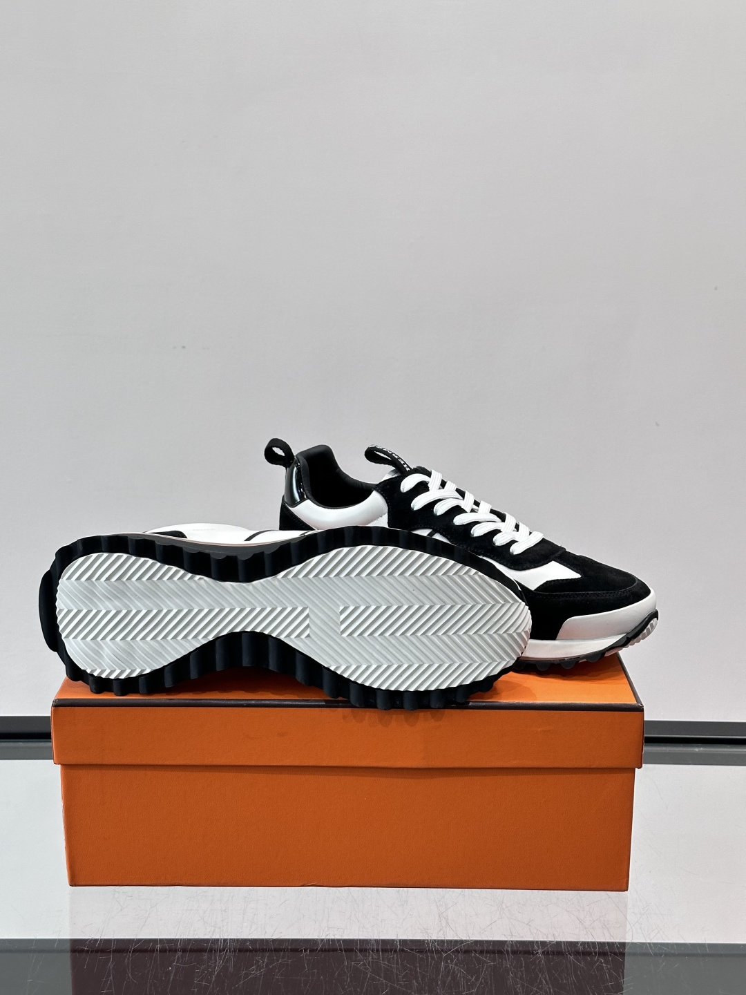 👟Hermès Mix Runner运动鞋，麂皮➕牛皮拼接，侧面“H”标志超有辨识度✨。橡胶鞋底抓地力强