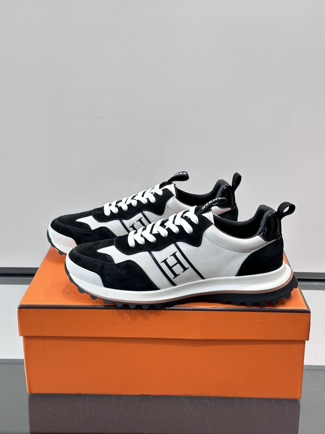 👟Hermès Mix Runner运动鞋，麂皮➕牛皮拼接，侧面“H”标志超有辨识度✨。橡胶鞋底抓地力强