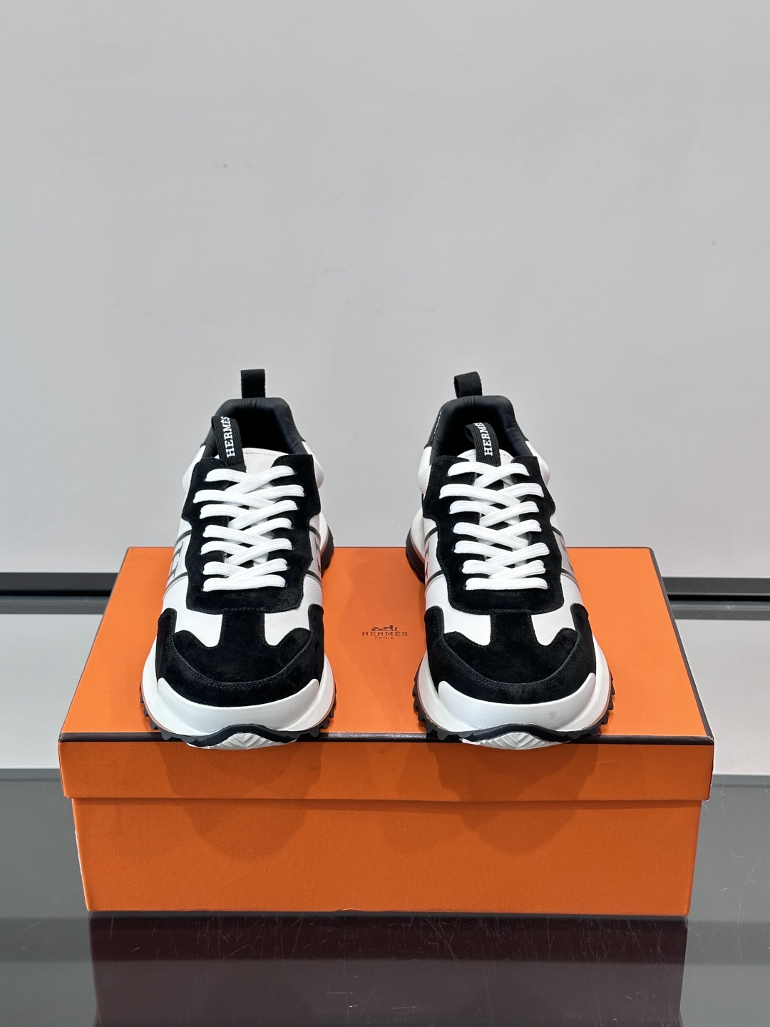 👟Hermès Mix Runner运动鞋，麂皮➕牛皮拼接，侧面“H”标志超有辨识度✨。橡胶鞋底抓地力强